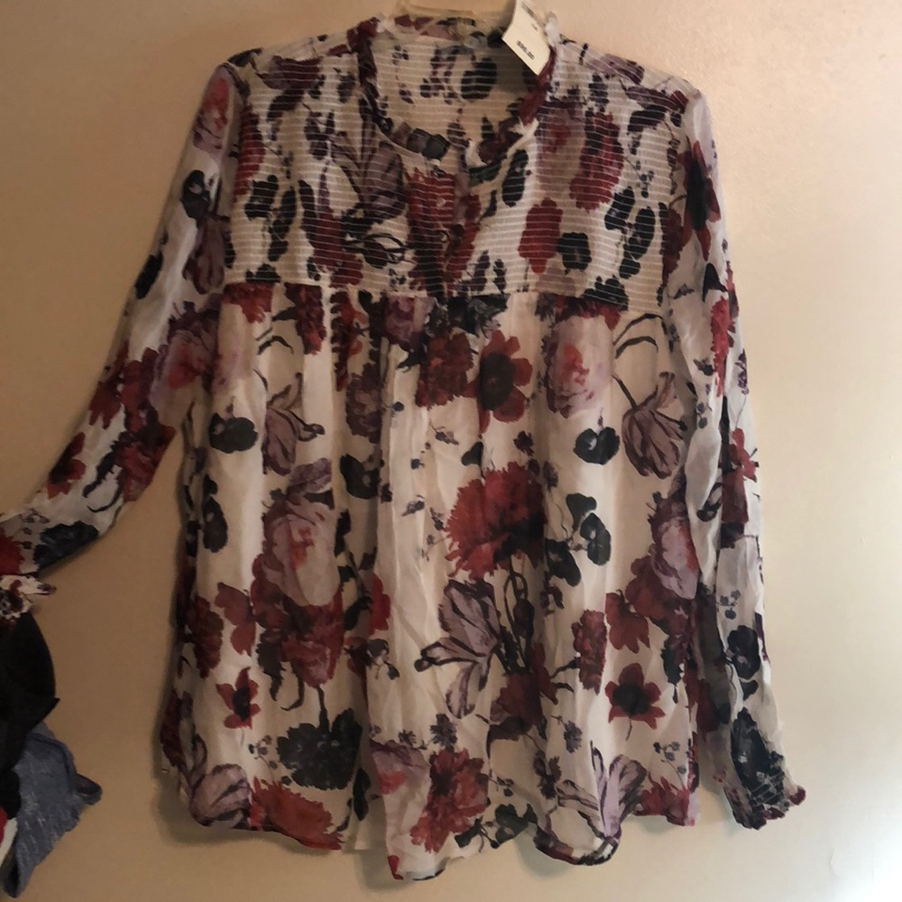 Woman’s floral blouse NWT